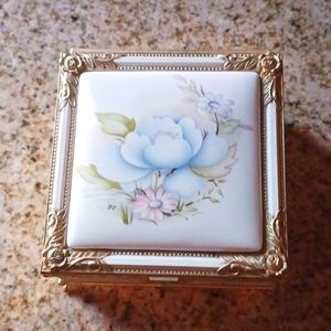 Willitts Melodies Vintage Music Box, Porcelain top & Gold-colored    metal